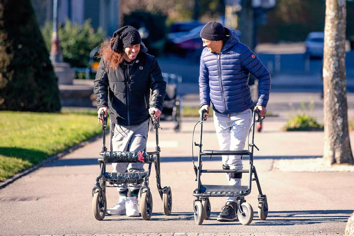 Pacientes con lesión medular completa (izquierda) y parcial caminando en Lausana. (FOTO: NeuroRestore/Jimmy Ravier)