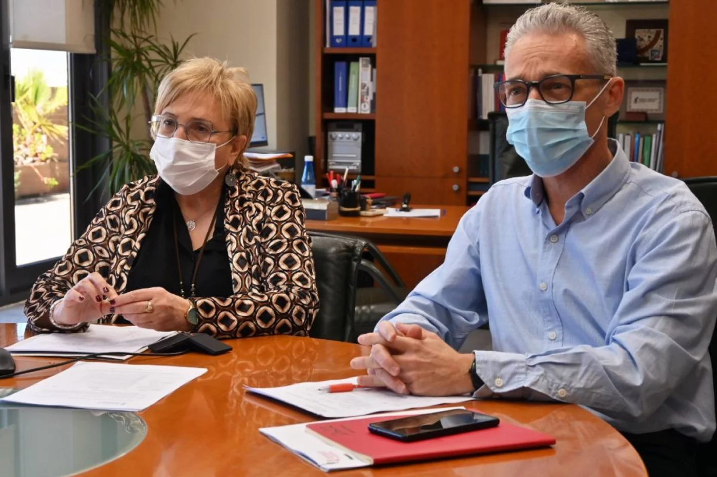 Ana Barceló, consejera de Sanidad de la Comunidad Valenciana, y José Manuel Ventura, director general de Farmacia y Productos Sanitarios de la Comunidad Valenciana.