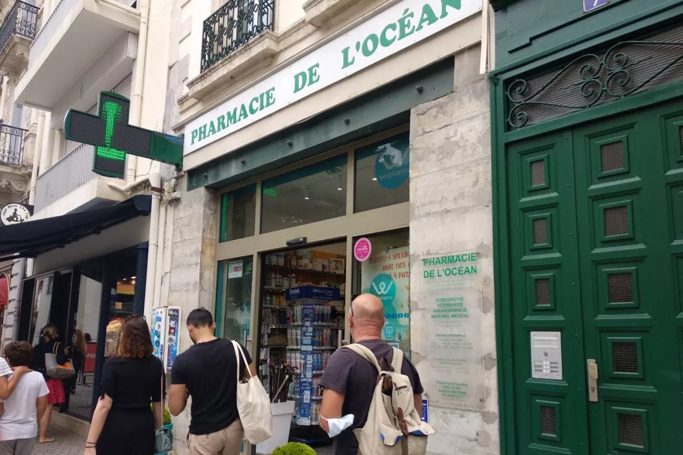 Farmacia situada en Biarritz (Francia), donde los farmacéuticos vacunan contra la covid, al igual que en otros siete países de Europa. /C.T.