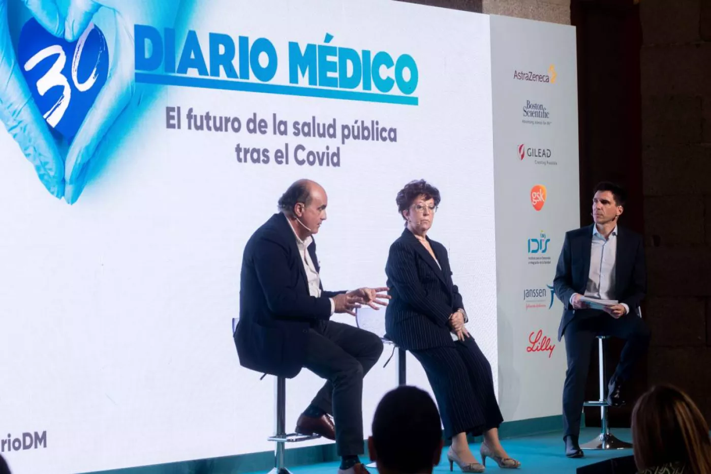 Antonio Zapatero, viceconsejero de Asistencia Sanitaria y Salud Pública de Madrid; Elena Andradas, directora general de Salud Pública de la región, y Miguel G. Corral, director de DM, durante el evento. (J. L. Pindado/L. Camacho)