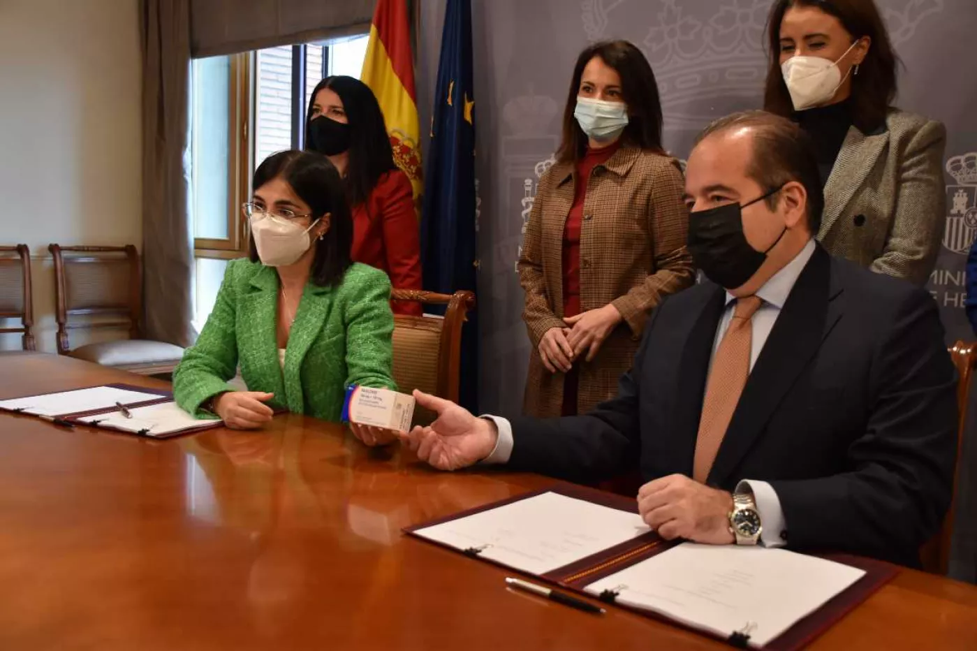 La ministra de Sanidad, Carolina Darias, y Sergio Rodríguez, director general de Pfizer España e internacional, en la firma del acuerdo.