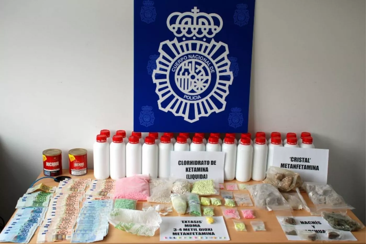 Foto de archivo de un alijo de drogas de diseño incautados por la Policía Nacional. 