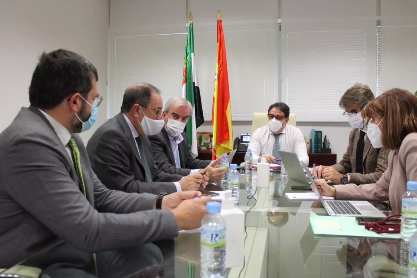 El consejero de Sanidad de Extremadura, José Mª Vergeles, reunido con con los presidentes del los Colegios Oficiales de Farmacéuticos de Badajoz, Pedro Claros, y Cáceres, Juan José Hernández.