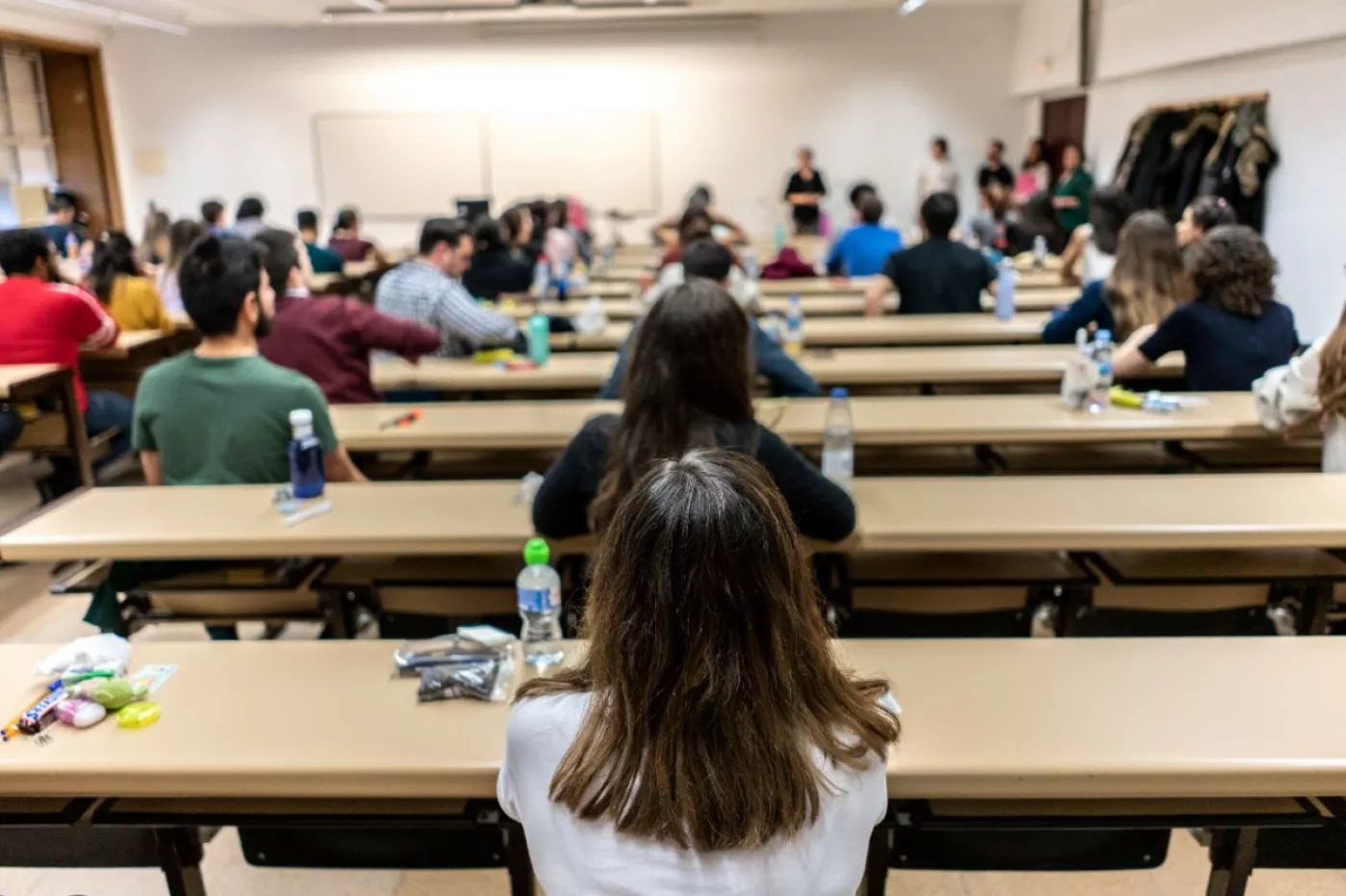 Un grupo de graduados en Medicina espera en el aula el inicio del examen MIR de la convocatoria 2020-2021. Foto: OLMO CALVO