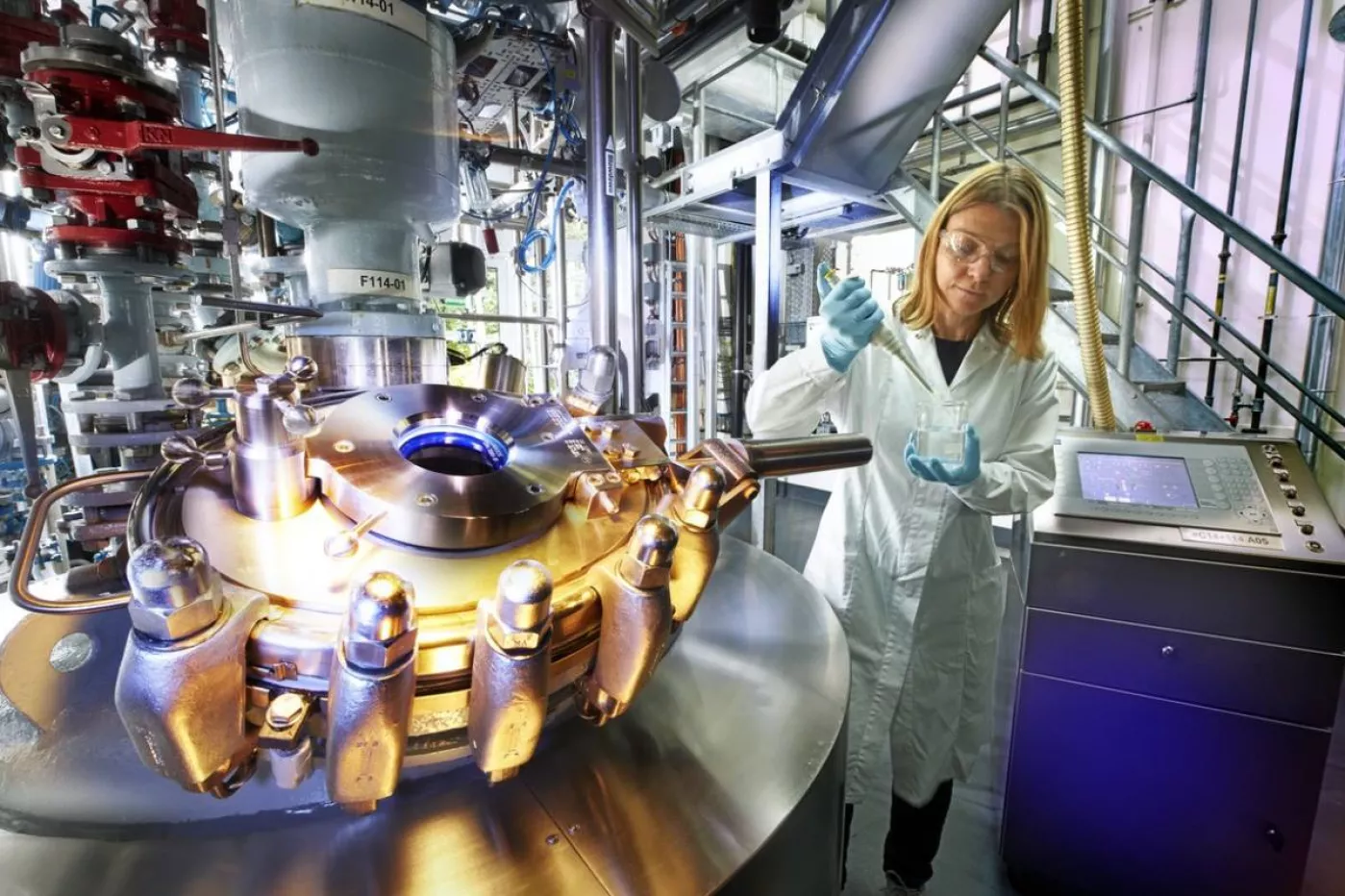 Una científica de Boehringer Ingelheim toma una muestra de un reactor químico para investigar si la reacción se completa durante la creación de una nueva entidad química. Foto: PETER GINTER.