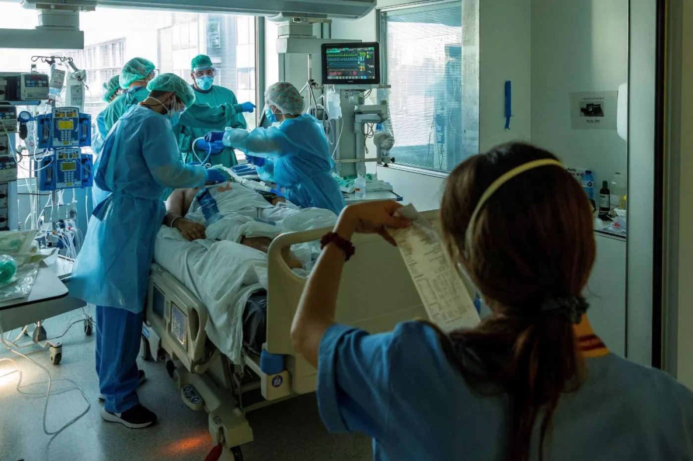 Un paciente con covid-19 es atendido por profesionales del personal sanitario de la UCI. Foto: EFE