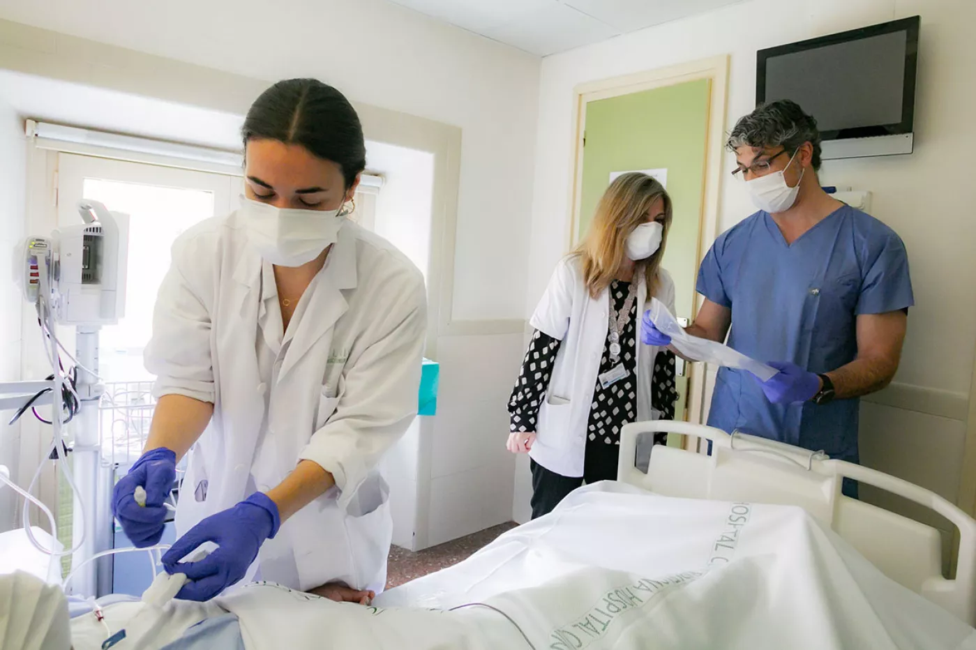 Mercedes Montoro-Lorite (en el centro), EPA en terapia CAR-T en el Hospital Clínic de Barcelona. Foto: JAUME COSIALLS