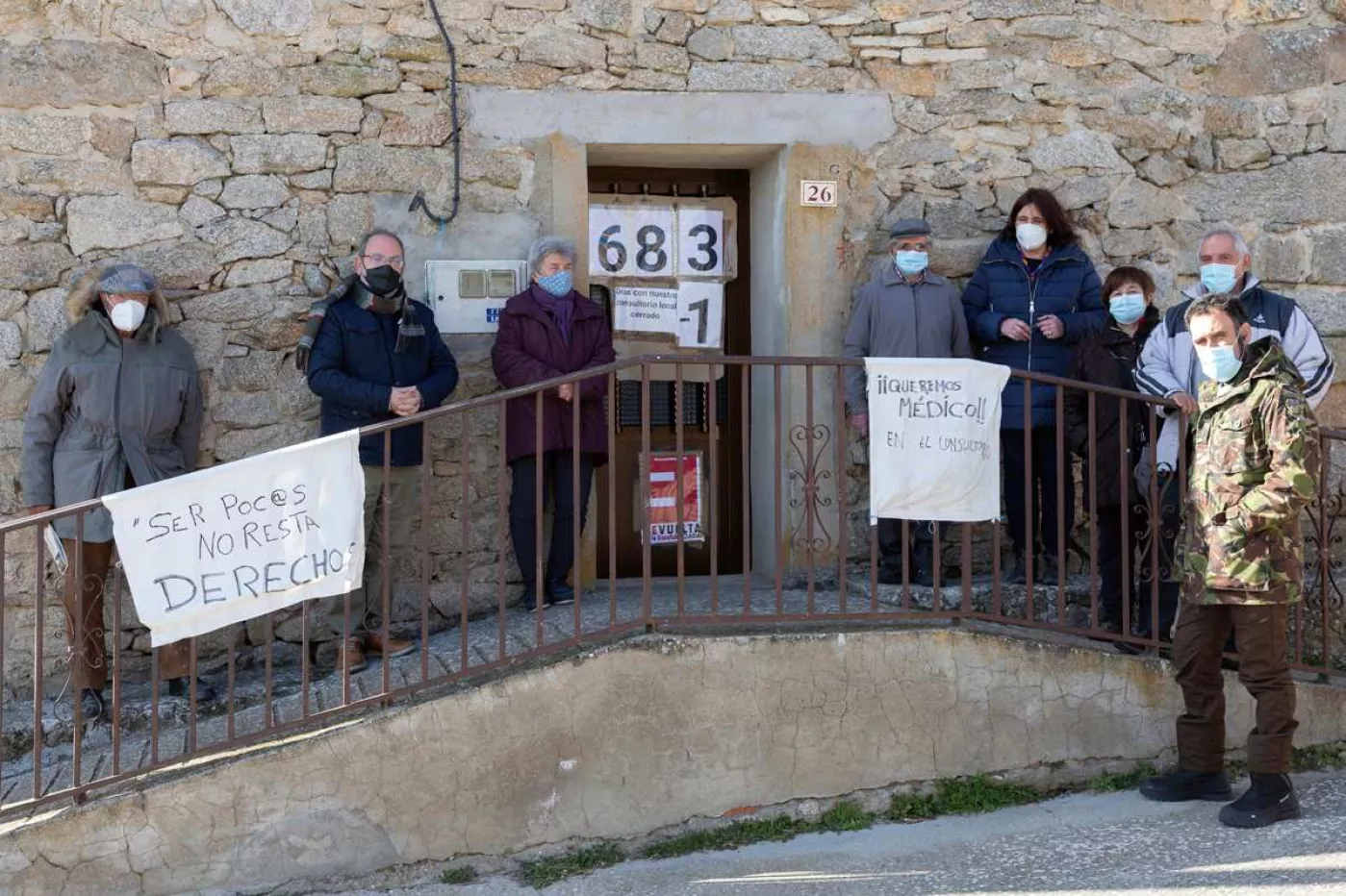 Un grupo de vecinos de un pueblo de Zamora protesta ante la puerta del centro de salud de la localidad por la falta de médicos de Familia. 