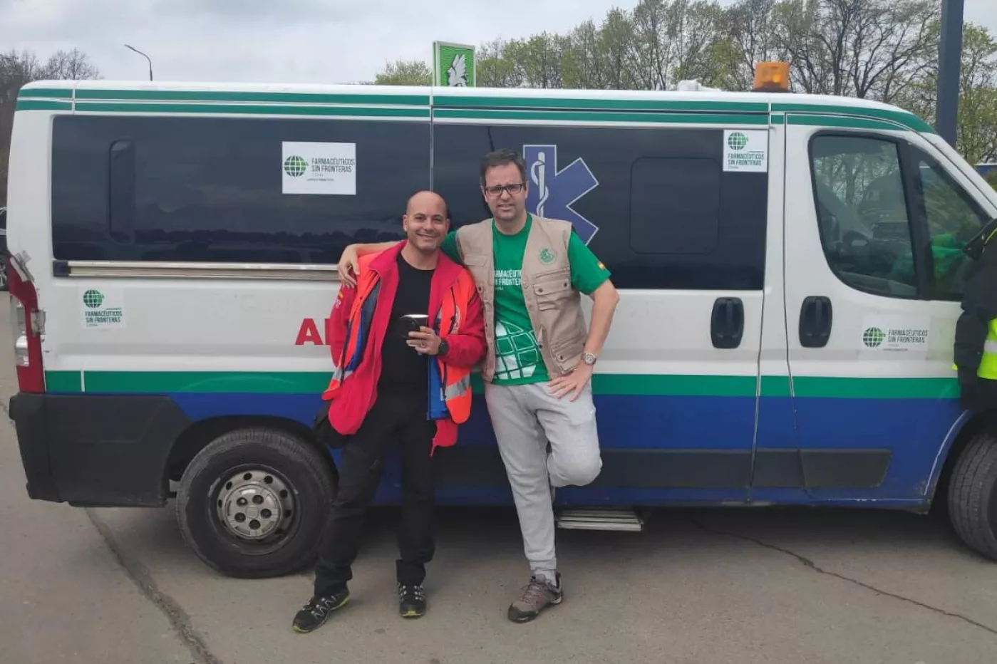  Roberto Rubio Director de SAR Navarra y coordinador de la misión, y Ángel A. Huélamo, director general de FSF, en Leopolis (Lviv), Ucrania, posan junto a la ambulancia que entregarán en Ucrania.