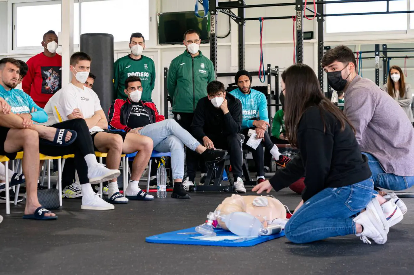 Una enfermera forma en RCP a los jugadores del Villareal Club de Fútbol.