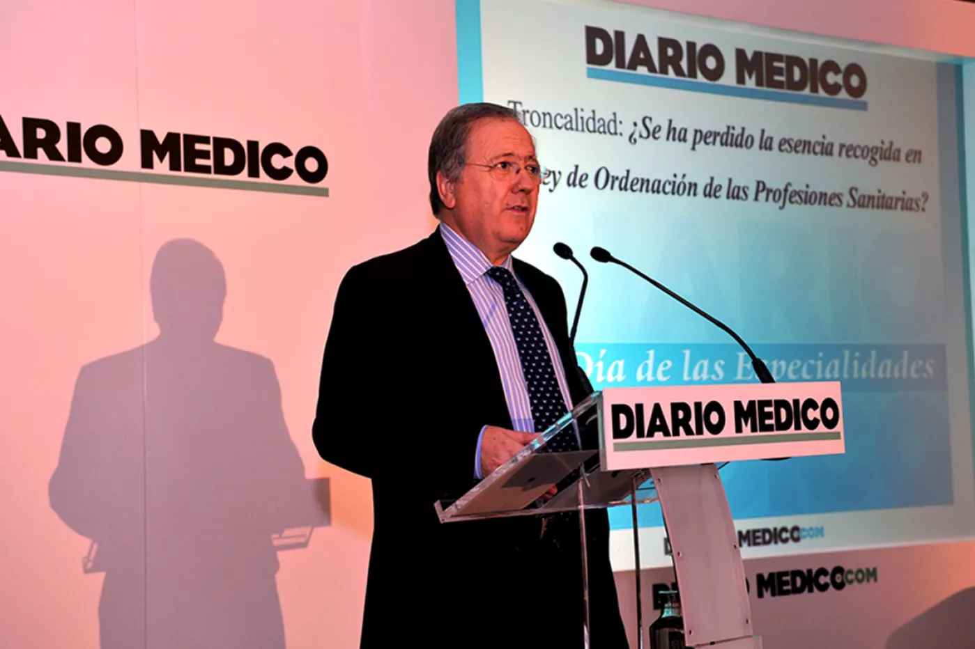 Javier Olave, primer director de Diario Médico (1992-2012), durante la celebración de la Cena de las Especialidades de 2011.