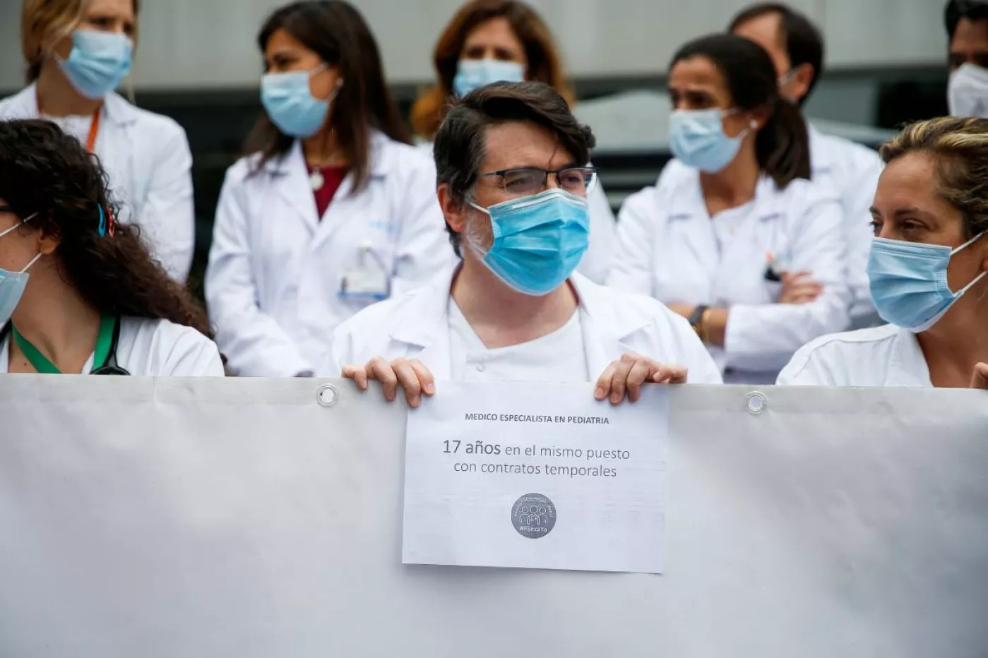 Concentración de médicos en el Hospital La Paz de Madrid para protestar por la temporalidad. Foto: EFE / VÍCTOR CASADO