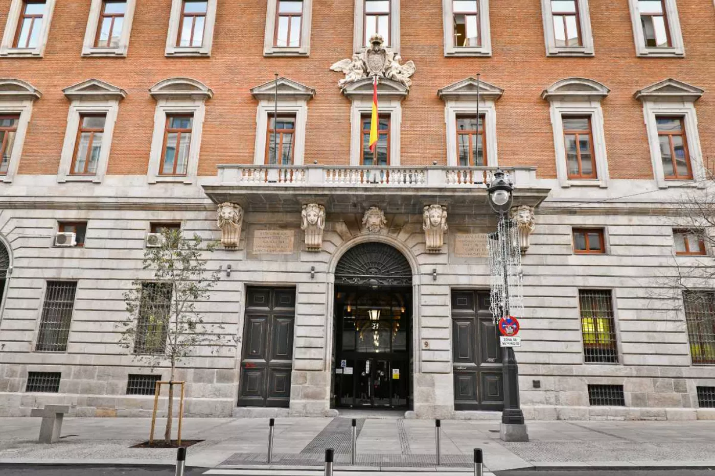 La propuesta de reducción del IVA para productos y tecnología sanitarios está en manos del Ministerio de Hacienda (en la imagen, la fachada de su sede en Madrid).