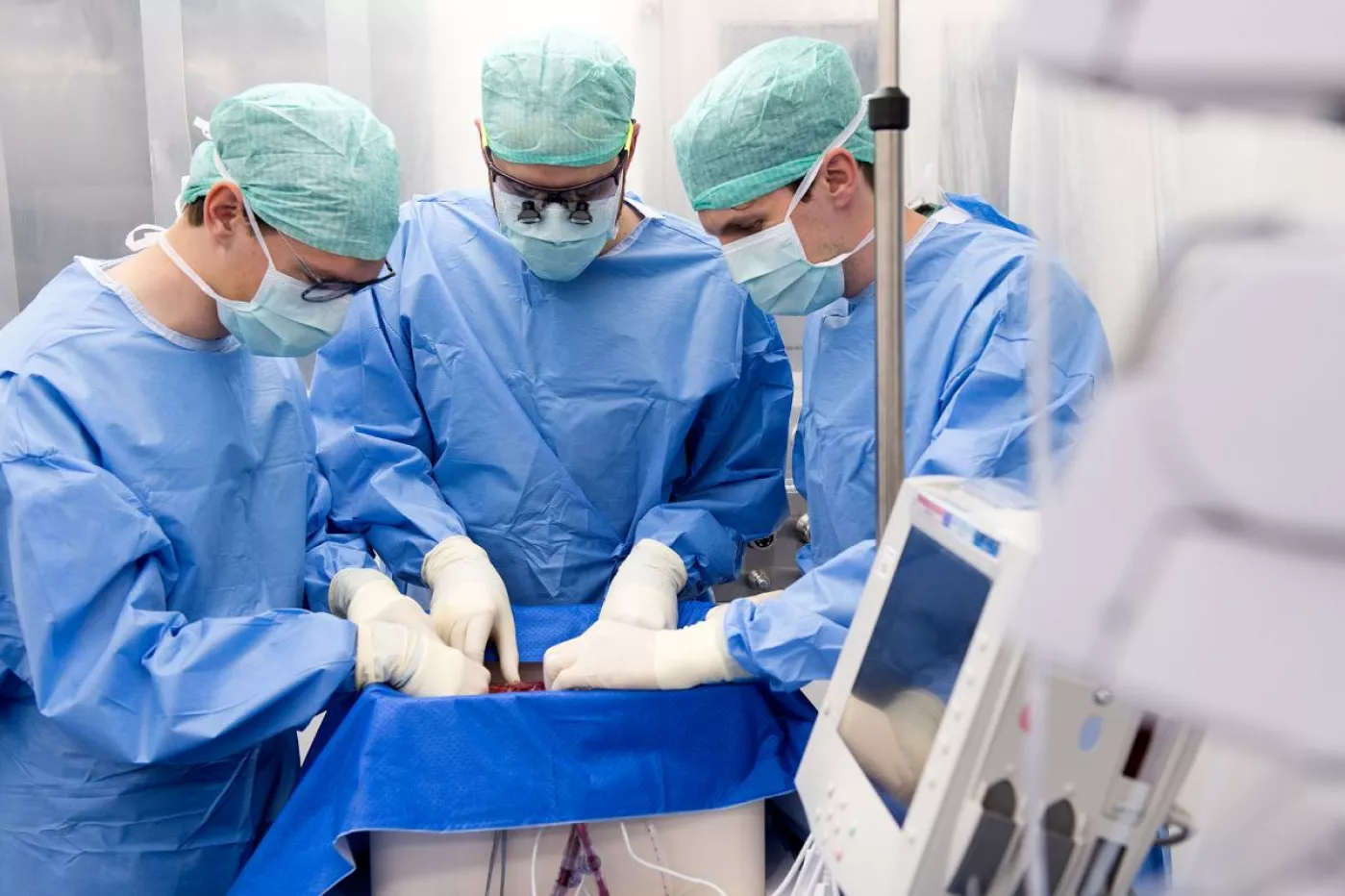 Cirujanos conectan el hígado en la máquina de perfusión. Foto: USZ