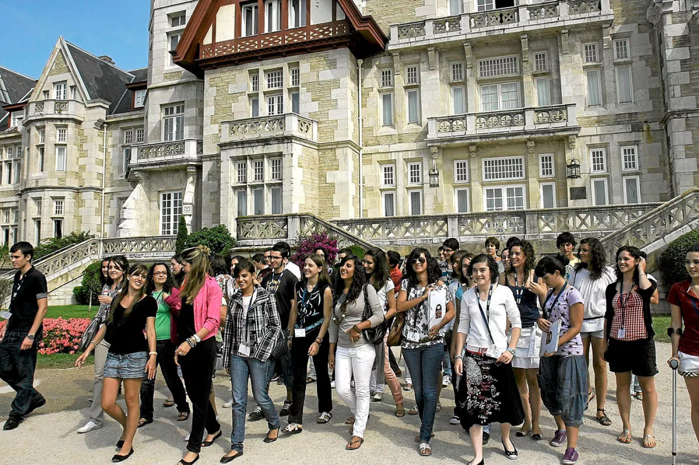 Un grupo de asistentes a los cursos de verano de la UIMP (entre ellas también algún varón, por supuesto) posan delante del Palacio de la Magdalena.