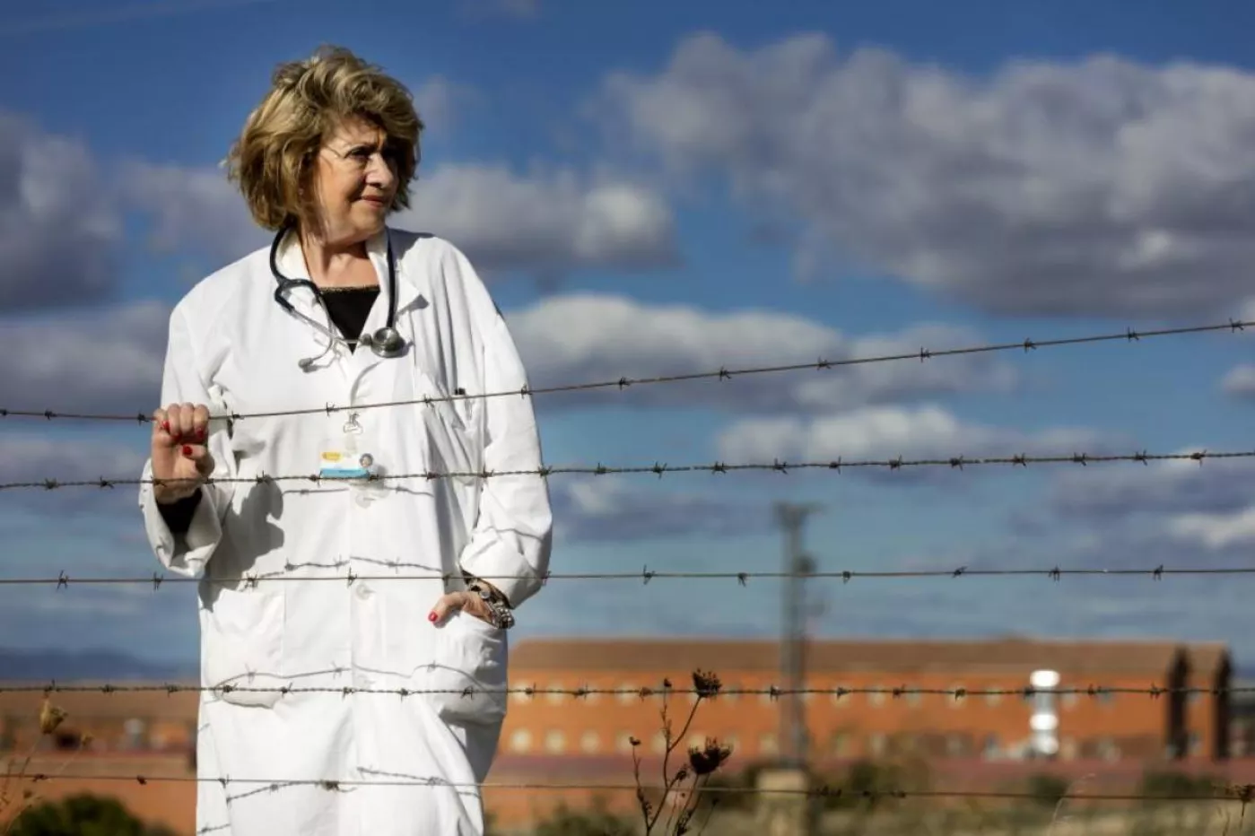 Carmen Hoyos, médico penitenciaria jubilada, junto a la prisión de Cáceres, donde estuvo trabajando hasta su jubilación. Foto. ALBERTO DI LOLLI 