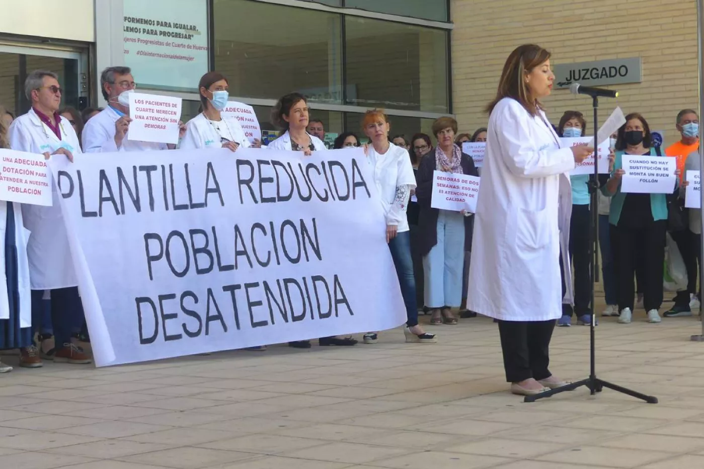 Lectura de un manifiesto en una concentración de protesta en el Consultorio Médico de Cuarte de Huerva, uno de los municipios afectados por la falta de médicos de Familia. Foto: MAASZOOM COMUNICACION.