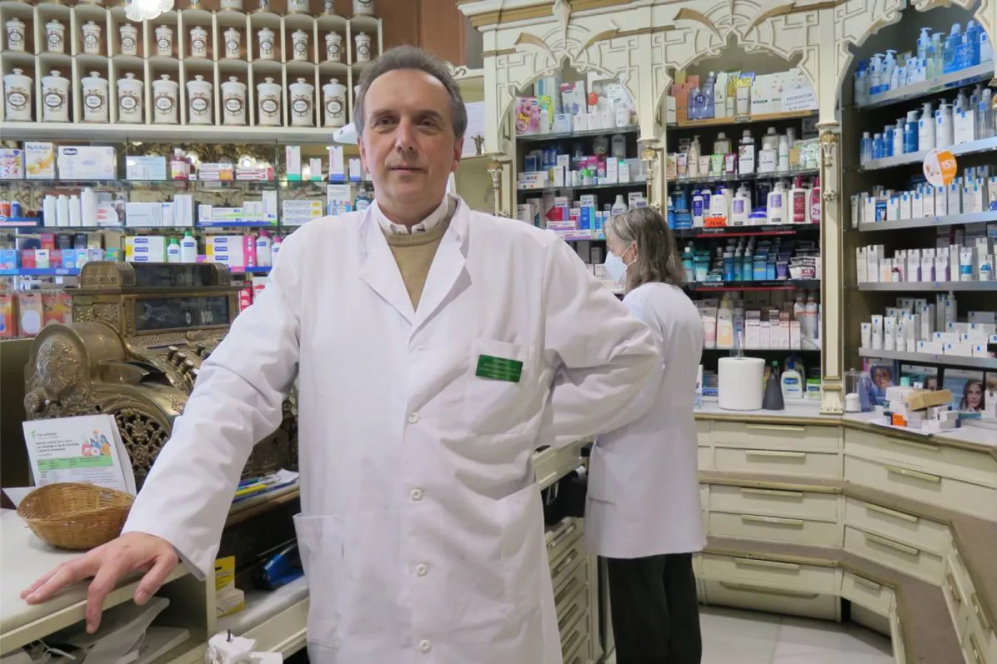 Alfredo Menéndez, presidente electo del COF de Asturias, en la farmacia que regenta en Gijón. Foto: COVADONDA DÍAZ.
