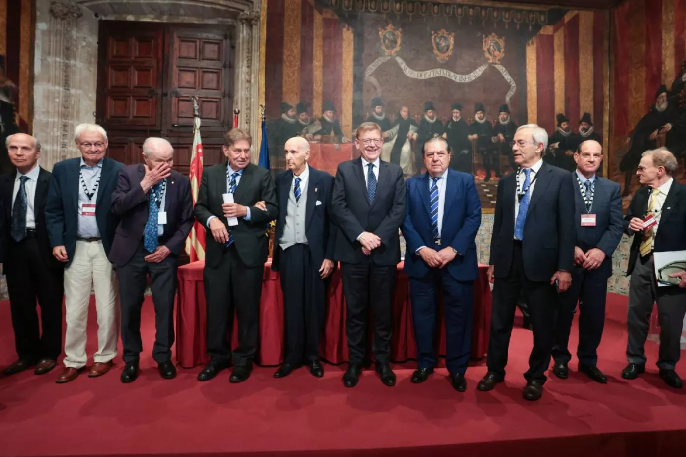 El president Ximo Puig, en el centro, junto a parte del jurado de los Premios Rei Jaume I ha tras el acto en el Palau de la Generalitat. Foto: EFE/ BIEL 