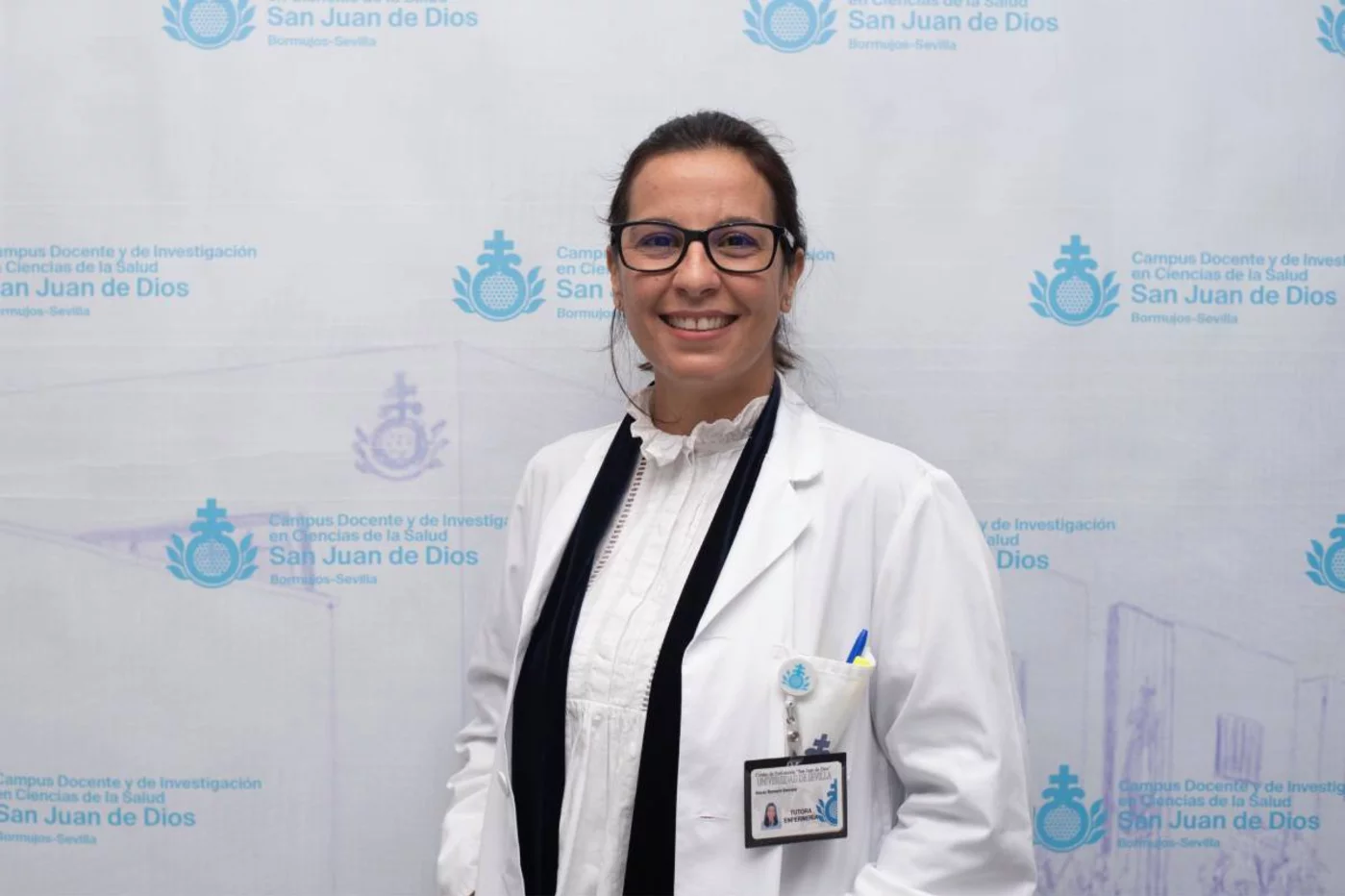 Rocío Romero Serrano, enfermera, doctora por la Universidad de Sevilla en el área de enfermería (PhD. RN) y profesora titular en el Centro Universitario de Enfermería San Juan de Dios. Adscrito a la Universidad de Sevilla.