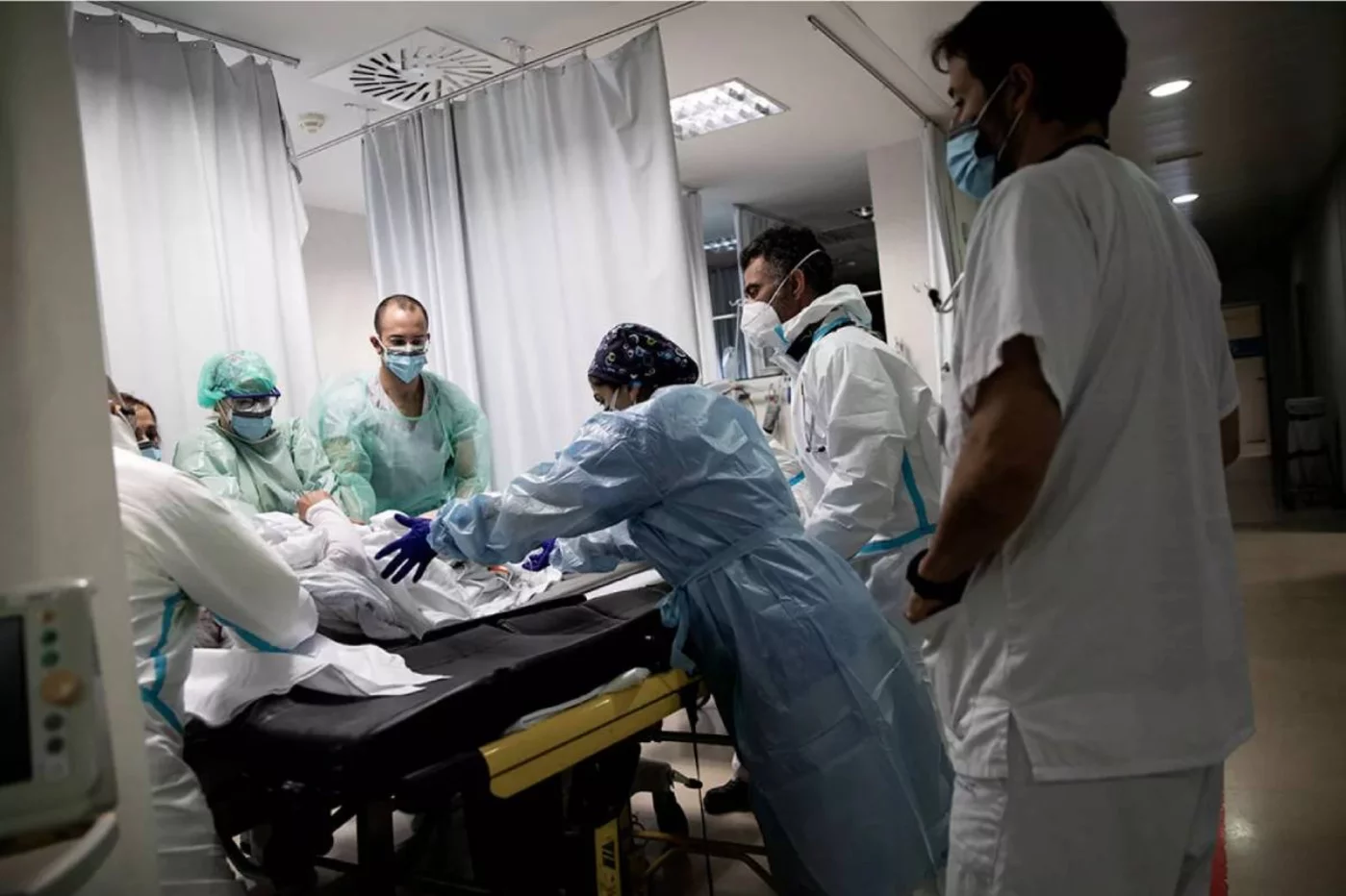 Médicos de Urgencias atienden un posible caso de covid en el servicio de un hospital madrileño. Foto: ALBERTO DI LOLLI