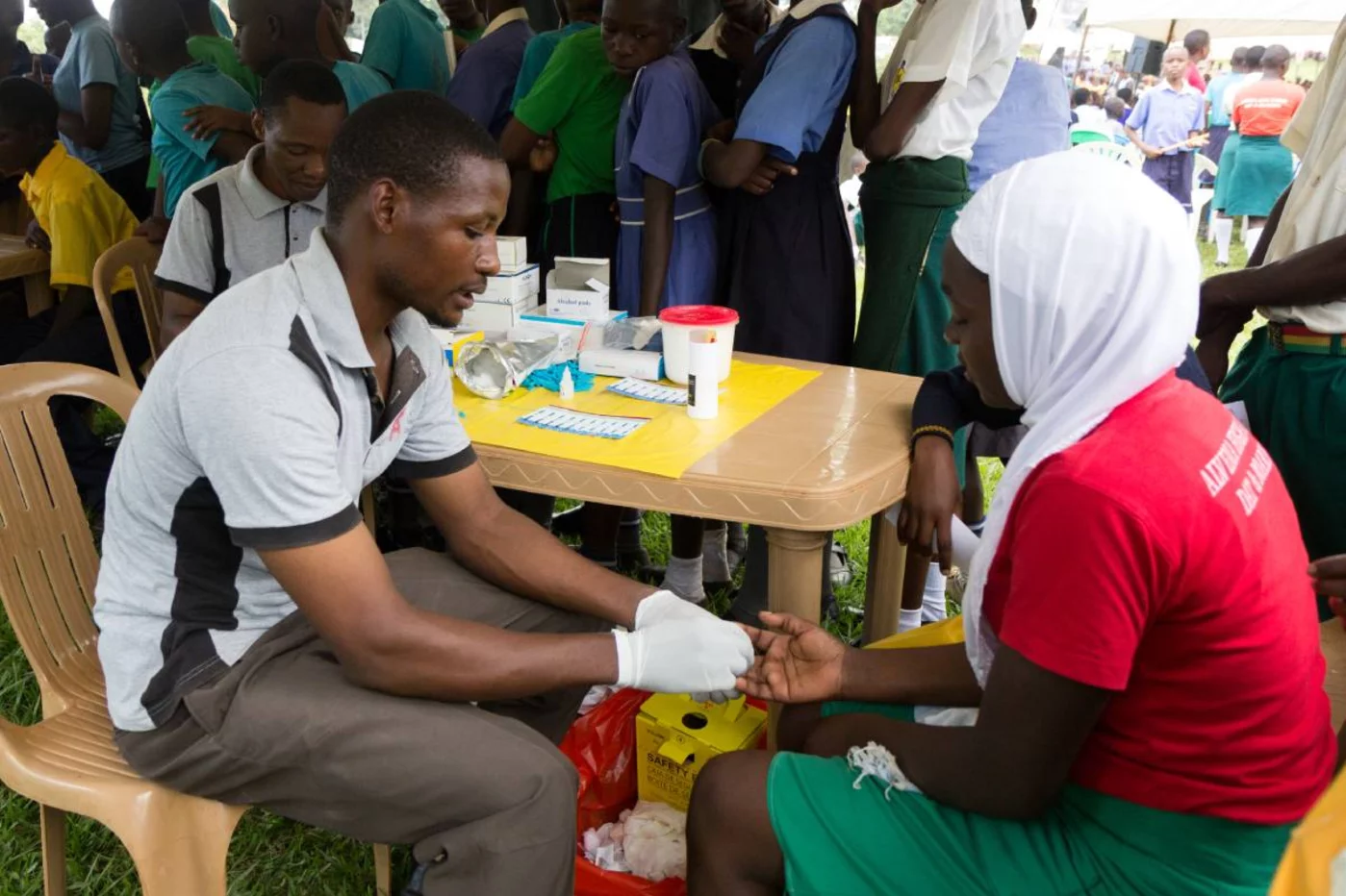 Un trabajador sanitario realiza un prueba del VIH a una joven en Uganda. Foto: Shutterstock