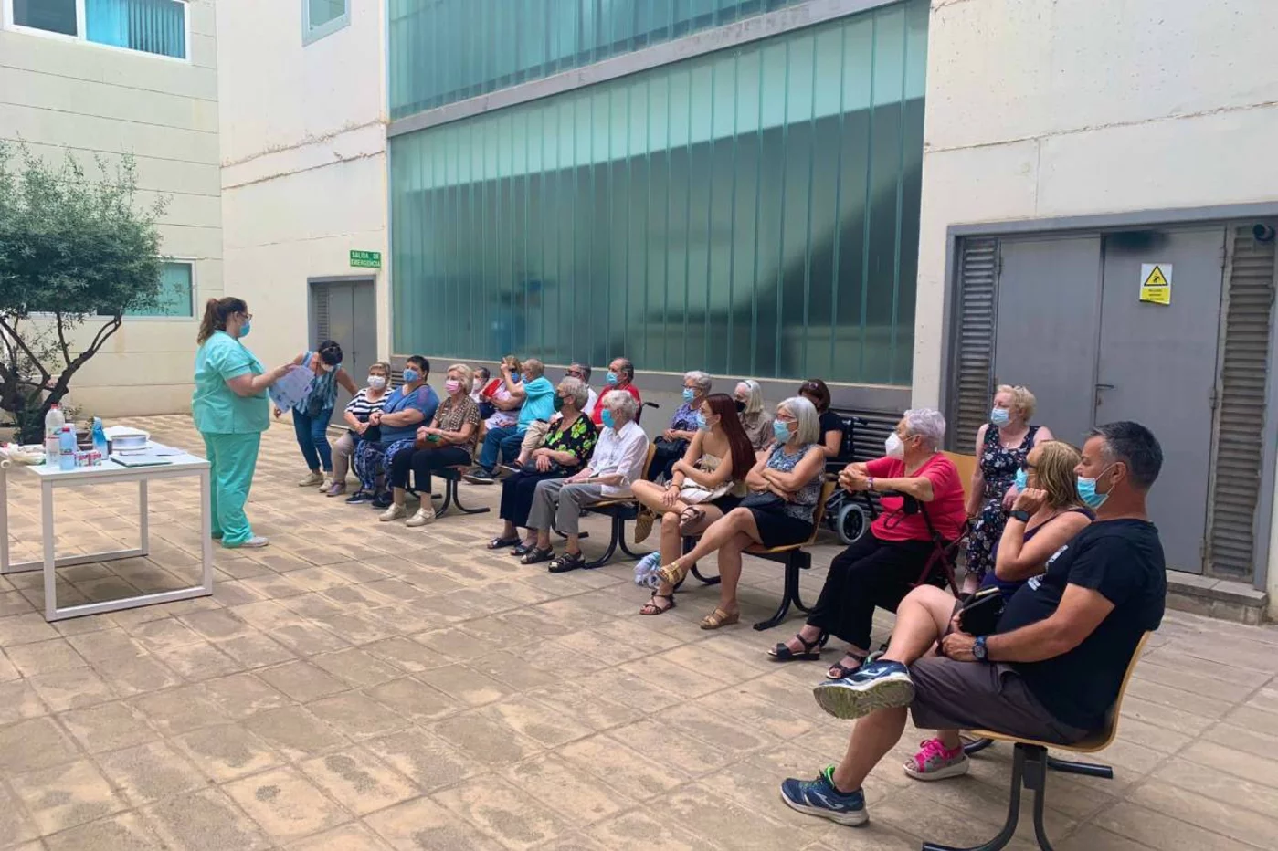 Una enfermera del Departamento de Salud de Elche-Crevillente (Alicante) imparte un taller del programa 'Mayores con mucha vida'.