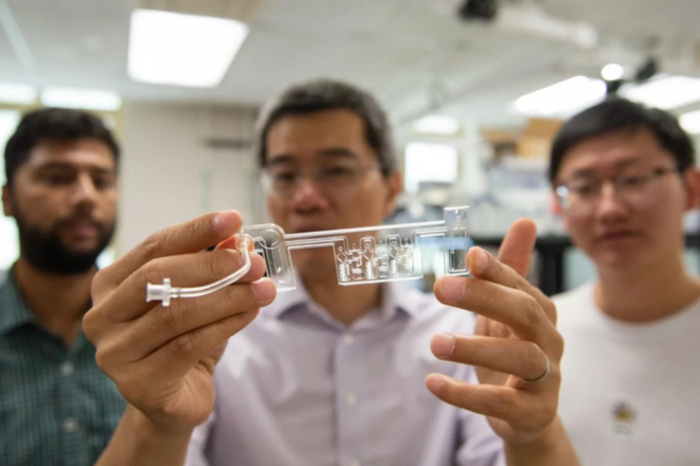 Los investigadores de la Penn State presentan su prototipo de autotest de covid.