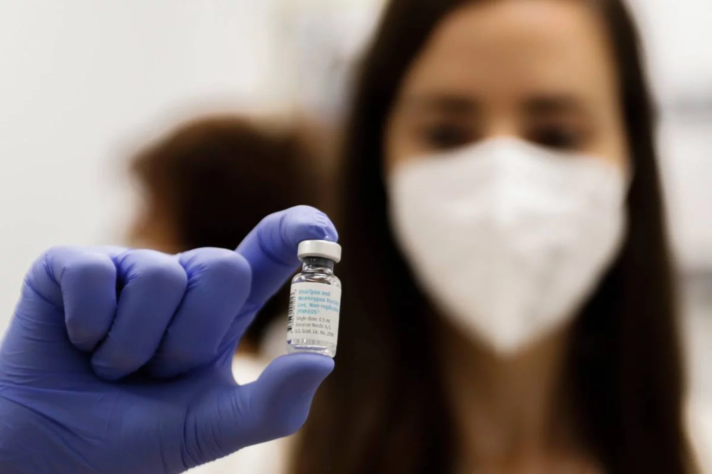 Una enfermera muestra un vial de la vacuna contra la viruela del mono en el centro de Vacunación Regional de Madrid. Foto: EFE / LUIS MILLÁN