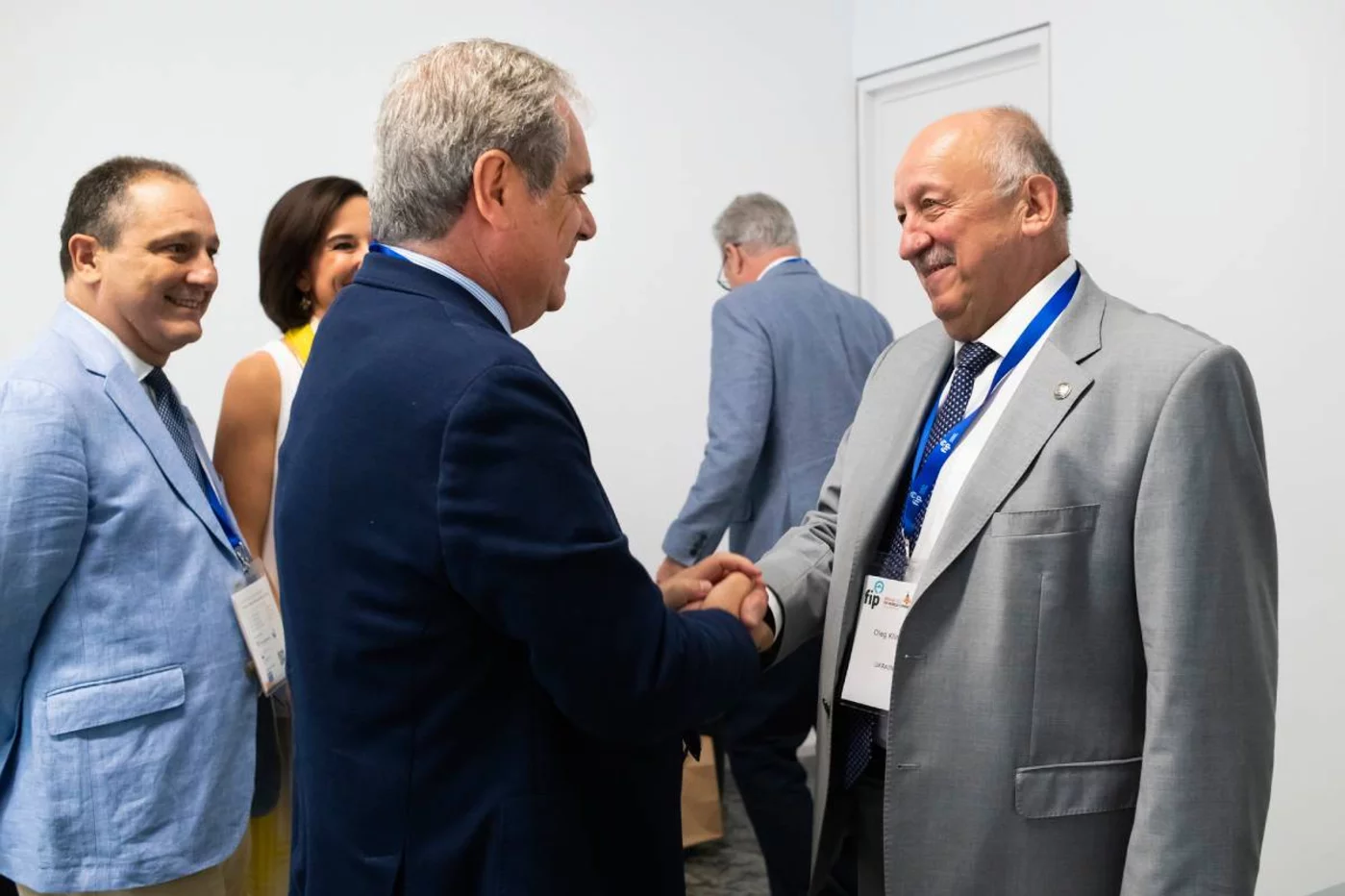 El presidente del Consejo General de COF, Jesús Aguilar, saluda al director de la Asociación Farmacéutica Ucraniana, Oleg Klimov, en la reunión mantenida hoy en Sevilla.