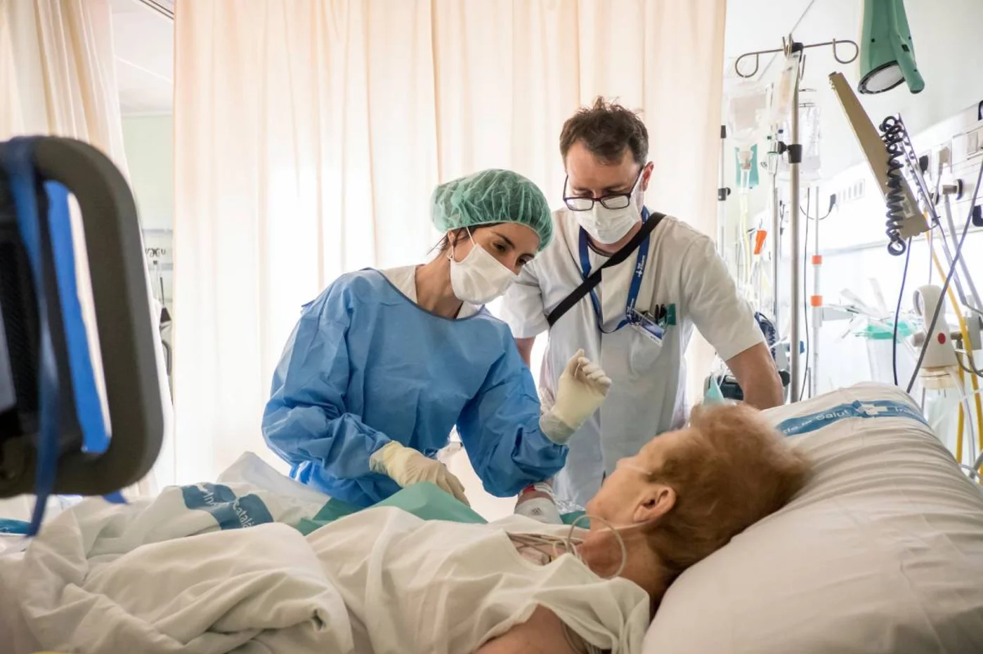 Una enfermera realiza un catéter venoso ecoguiado. Foto: ARIADNA CREUS Y ÀNGEL GARCÍA (BANC IMATGES INFERMERES)