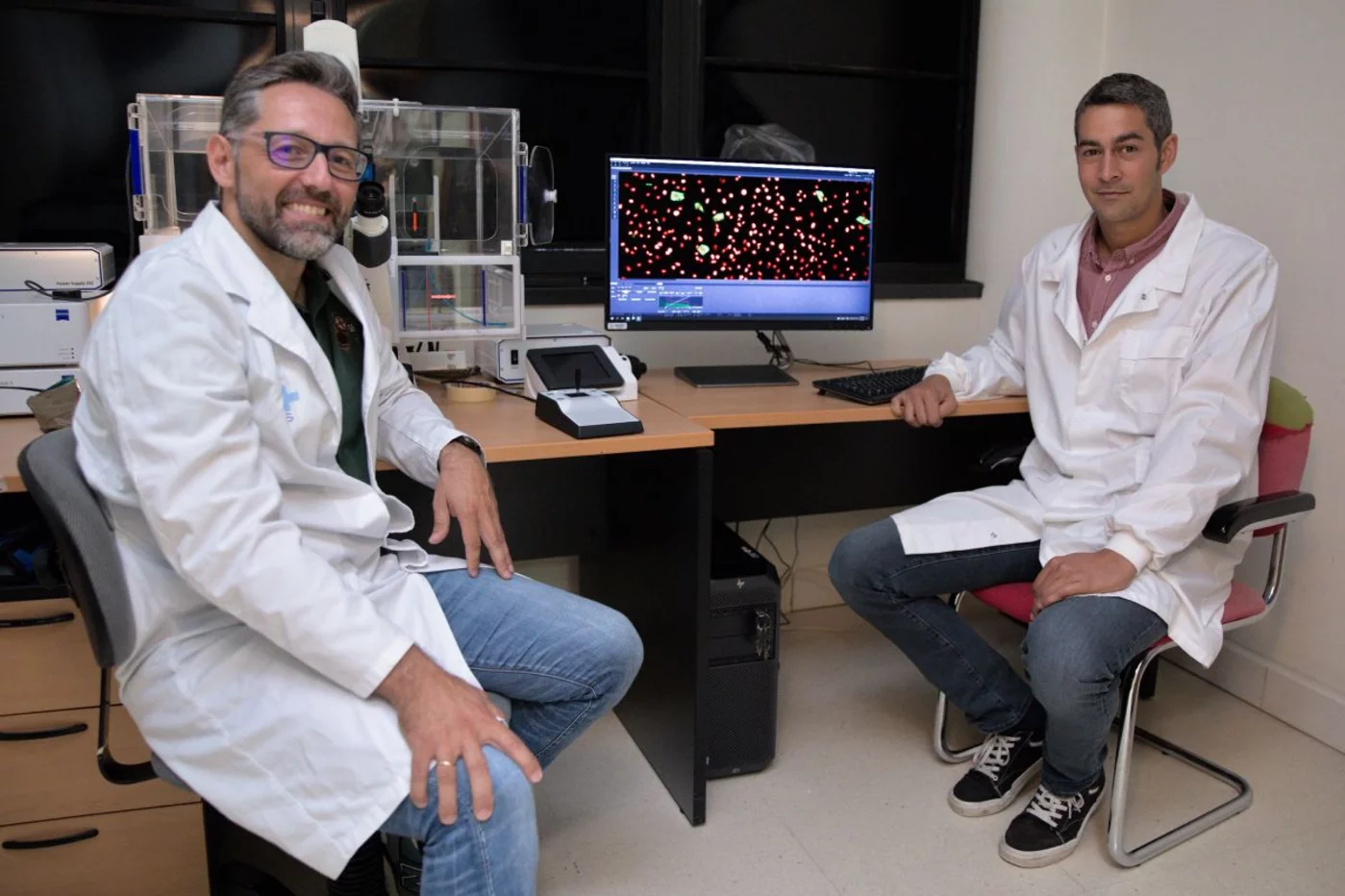 Los investigadores Gabriel Bretones y Alejandro Piñeiro, ambos del Departamento de Bioquímica y Biología Molecular de la Universidad de Oviedo. Foto: UNIVERSIDAD DE OVIEDO. 