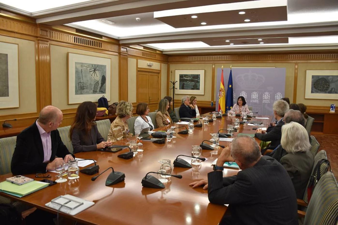 Primera reunión del Comité Nacional de Bioética con la ministra de Sanidad, Carolina Darias, después de su renovación. Foto: Moncloa. 