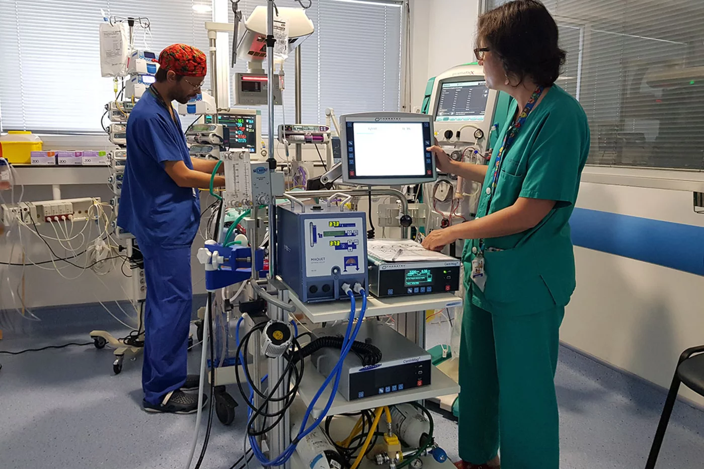 El cirujano cardíaco del IPC del Hospital 12 de Octubre, Lorenzo Boni, y la médico pediatra de UCI del mismo hospital, Sylvia Belda, junto a la máquina de ECMO.