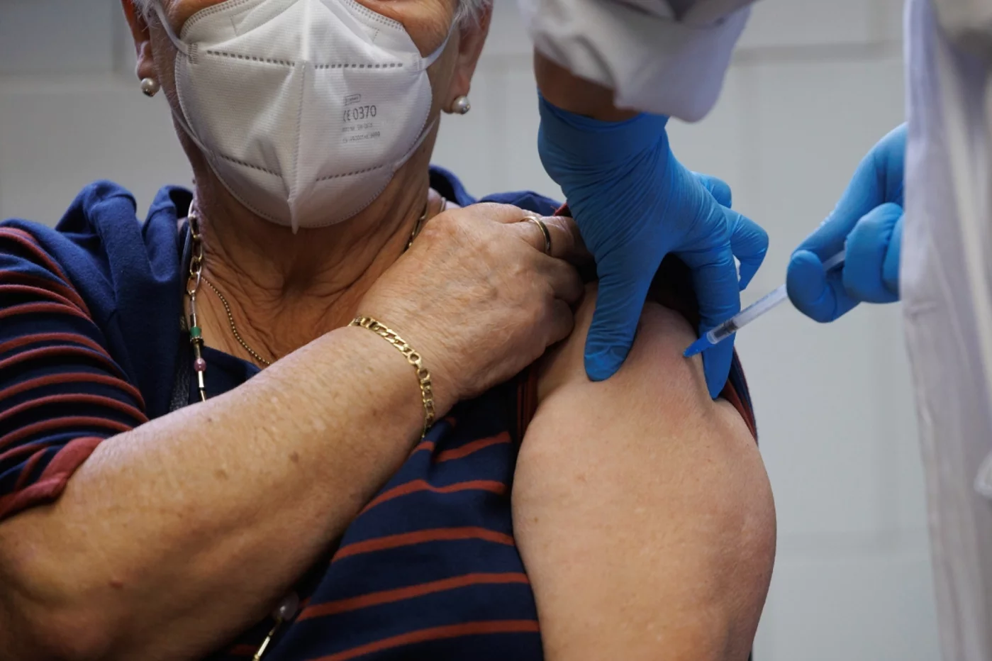 Una paciente recibe una dosis de la vacuna antigripal en Madrid. Foto: EFE/SERGIO PÉREZ.