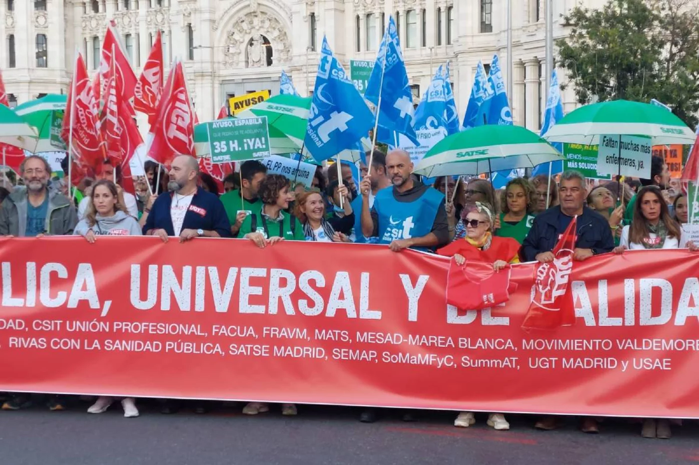 'Por una sanidad pública y de calidad’ ha sido el lema de la manifestación de este sábado. A la cabecera de la marcha se han situado representantes de los sindicatos Satse, CCOO, Amyts, CSIT-UP y UGT.  Foto: SATSE MADRID