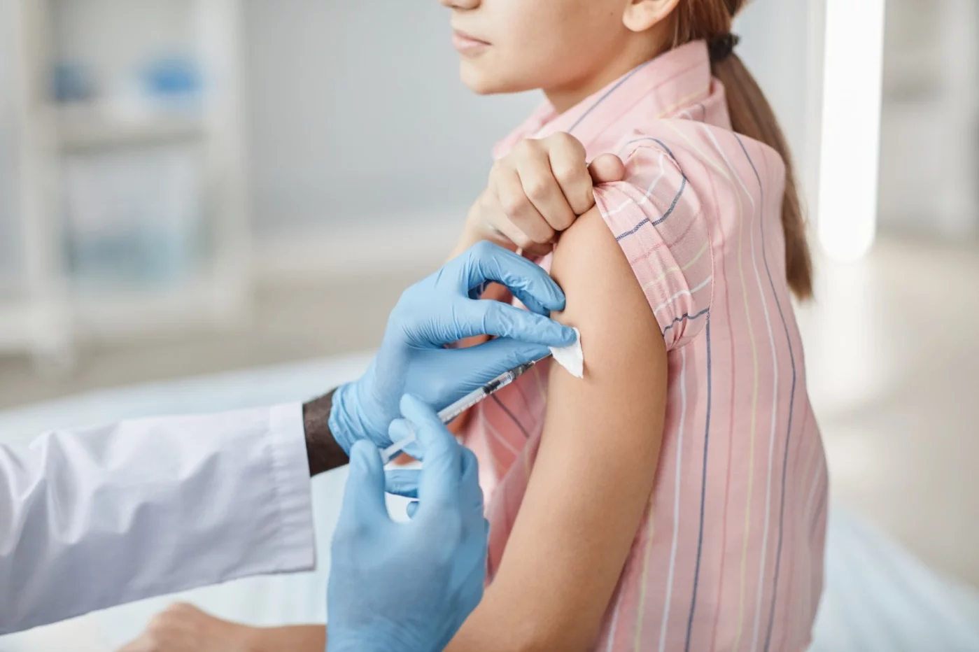 La Coalición para la Vacunación pide a los profesionales sanitarios que contribuyan a garantizar que los menores cumplen con los calendarios vacunales establecidos y con la pauta de inmunización frente a la covid-19.