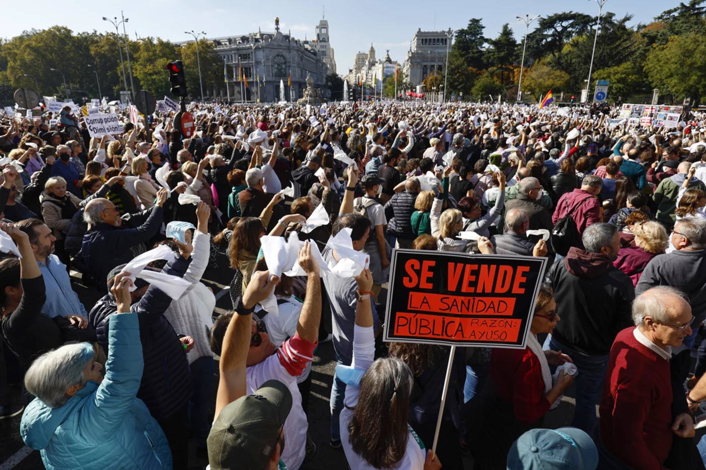 Manifestación ciudadana que recorrió el pasado domingo el centro de Madrid bajo el lema "Madrid se levanta por la sanidad pública". Foto:  EFE/ Sergio Pérez