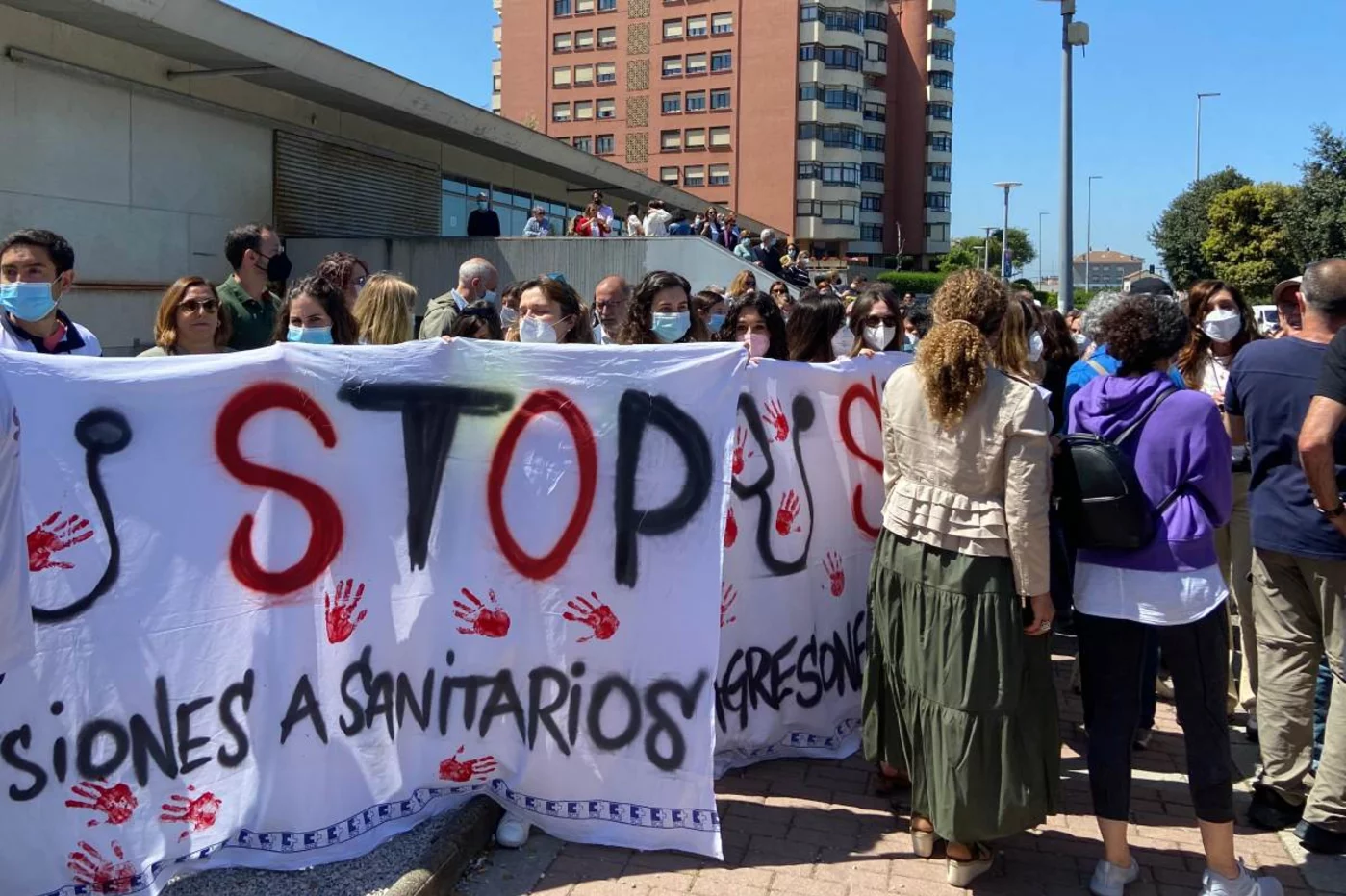 Manifestación frente al Colegio de Médicos de Cantabria por la agresión a un médico de familia este mayo. Foto: COLEGIO DE MÉDICOS DE CANTABRIA