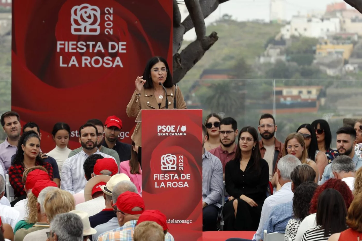 Carolina Darias, durante su intervención este domingo en Arucas (Gran Canaria) en la 'Fiesta de la rosa' que organizó su partido. Foto: EFE/ELVIRA URQUIJO A.