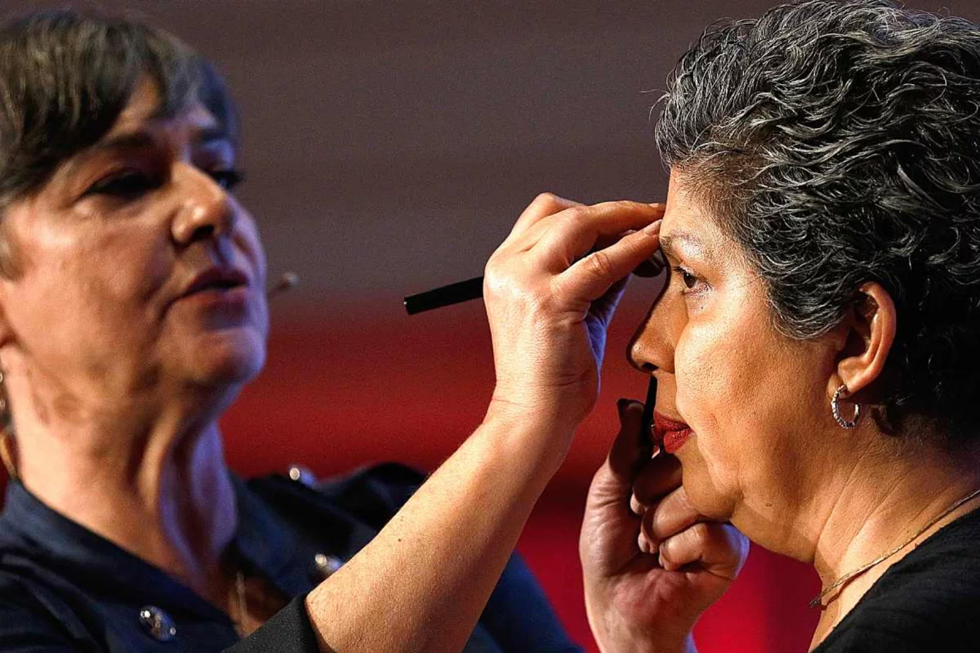 La maquilladora profesional y voluntaria de la Fundación Stanpa, Charo Sánchez, dibujando una ceja sobre el rostro de Adriana Range. La clave es que quede lo más natural posible.  Foto: SERGIO ENRÍQUEZ