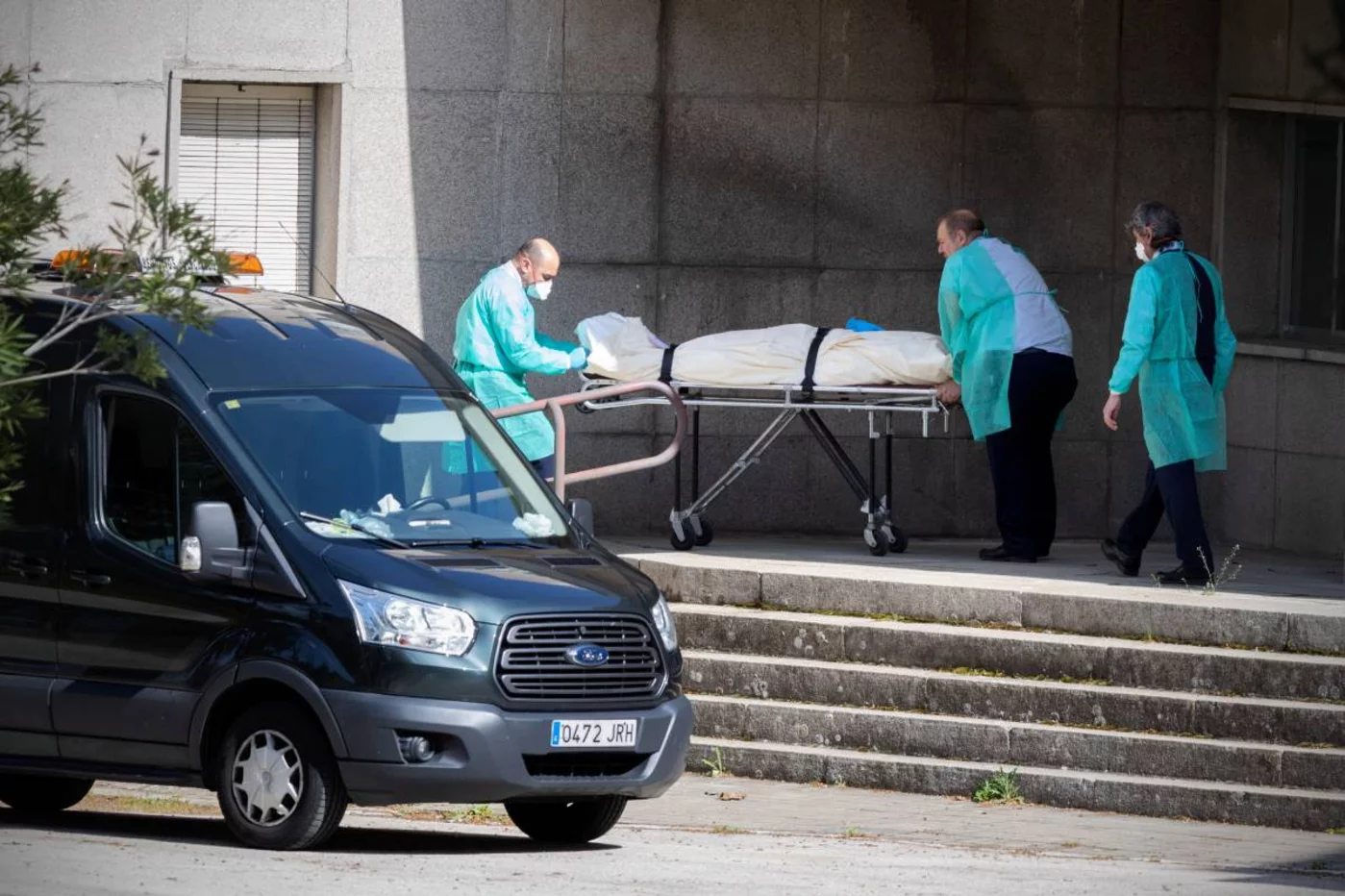 Operarios de una funeraria trasladan un cadáver en una residencia durante la primera ola de covid de 2020. Foto: ALBERTO DI LOLLI