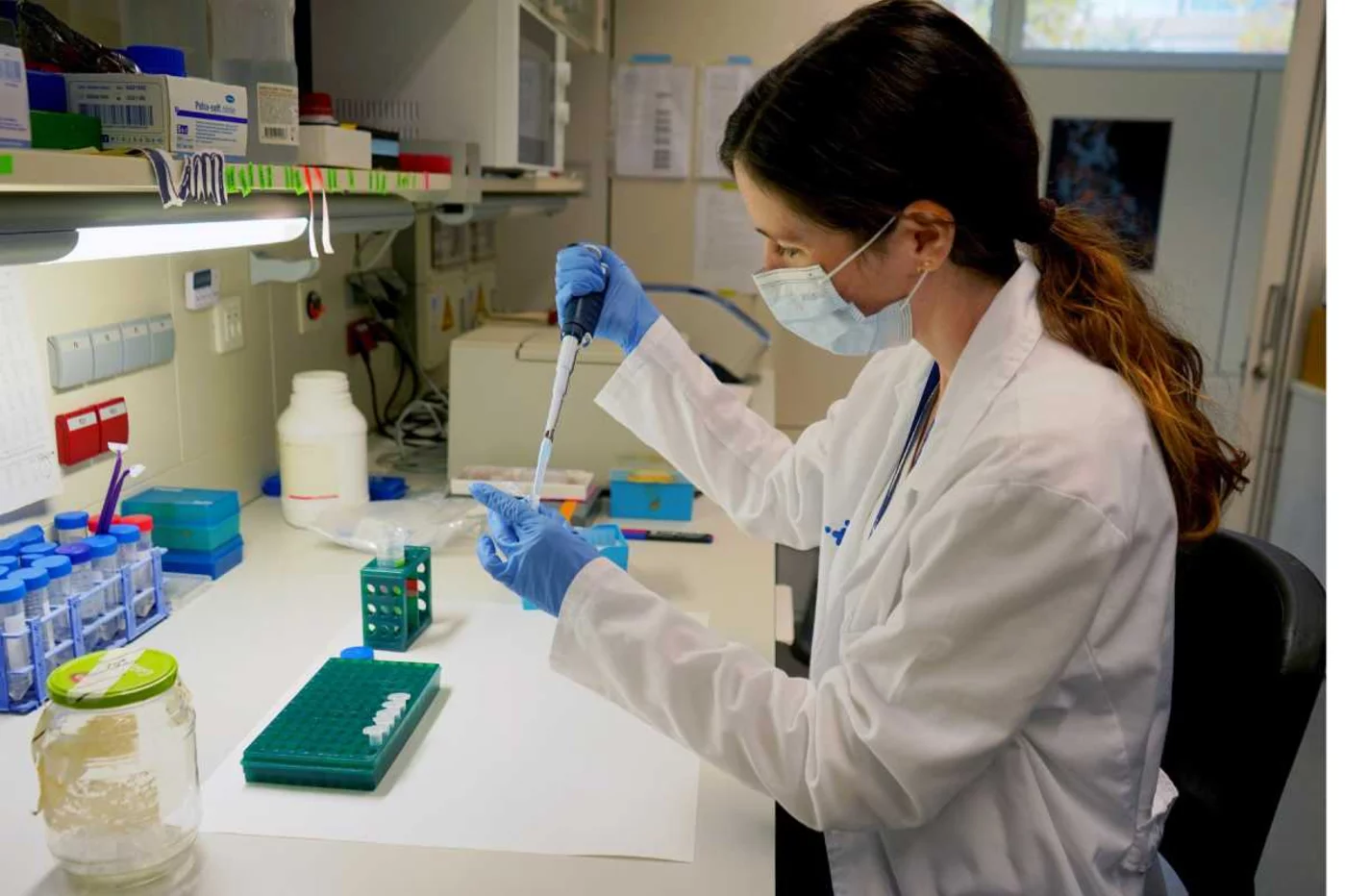 Kimberley McGrail analizando muestras en el laboratorio del VHIR. Foto: HOSPITAL VALL d'HEBRON