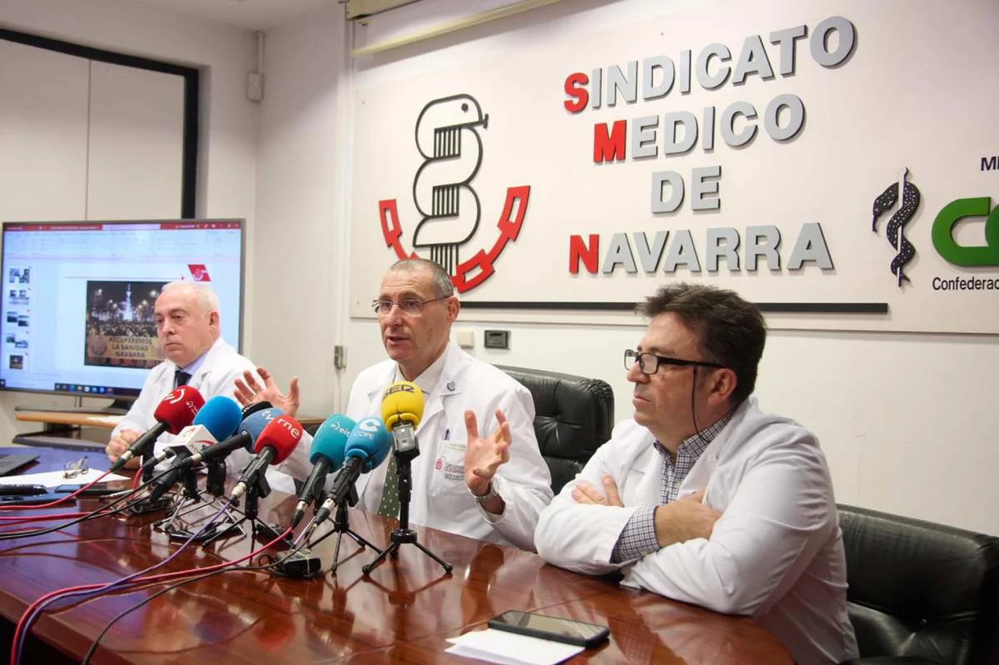 Alberto Pérez Martínez, secretario general del SMN, en el centro, flanqueado por dos miembros del Comité de Huelga, hoy, durante la comparecencia en la que han anunciado el mantenimiento de la huelga. Foto: IÑAKI PORTO/EFE.
