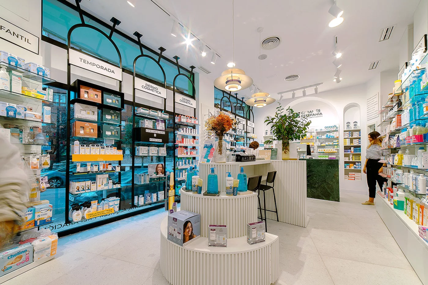 En una superficie de venta de 89 m2, Farmacia Caramés Estefanía combina materiales nobles e industriales. Foto: AQTUE
