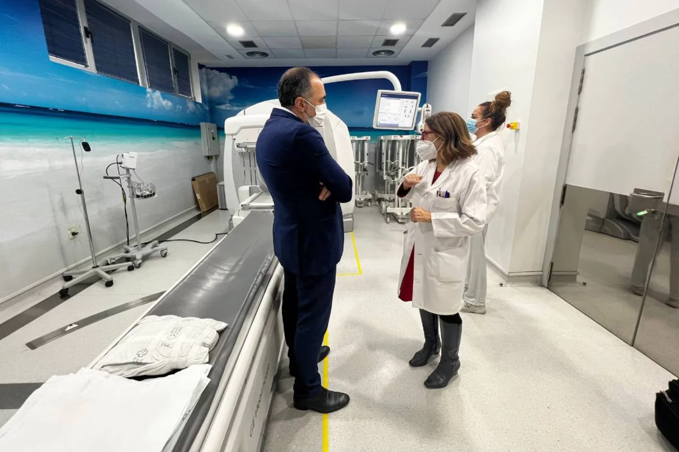 El consejero de Sanidad de Galicia, Julio García Comesaña, en una visita al servicio de Medicina Nuclear del Complejo Hospitalario Universitario de Ourense (CHUO). Foto: XUNTA DE GALICIA 