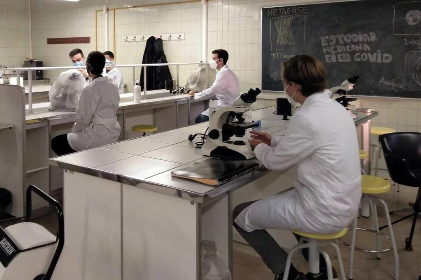 Alumnos de la Facultad de Medicina de la Universidad Autónoma de Madrid hacen prácticas en el laboratorio del centro universitario. Foto: UAM.