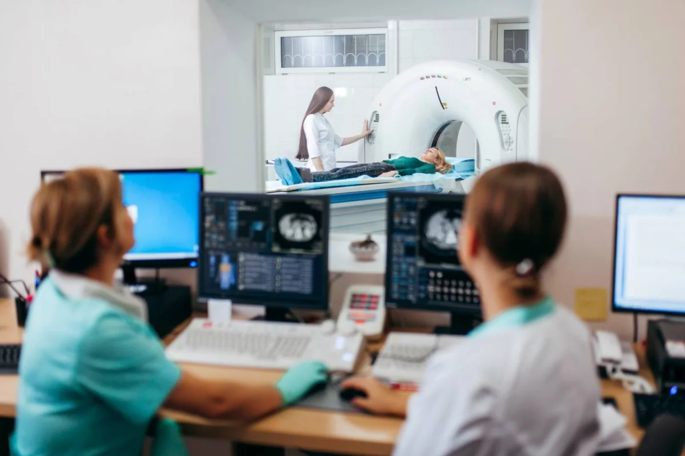La escasez de oncólogos radioterápicos puede comprometer el cuidado adecuado de los pacientes con cáncer, según la SEOR. Foto: SHUTTERSTOCK.
