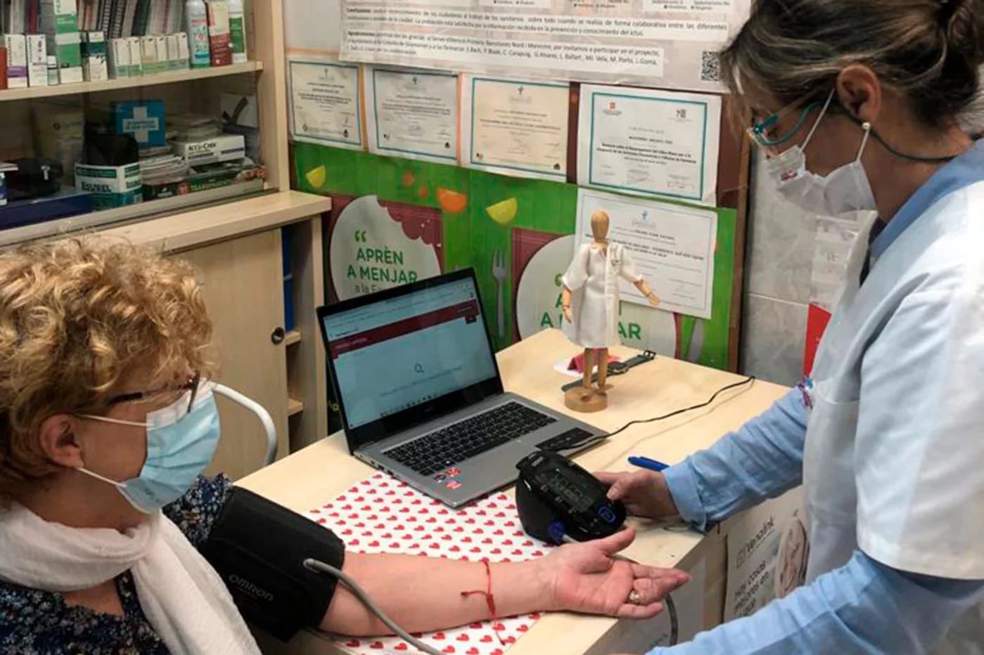 Montse Iracheta realiza la toma de la presión arterial según los protocolos y registra todos los datos.