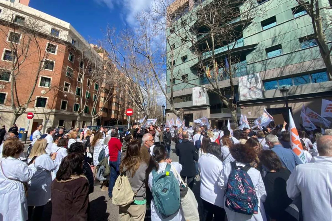 Aspecto de la concentración convocada hoy por el Sindicato Médico ante la sede de la Conselleria valenciana de Sanitat. Foto: CESM-CV.
